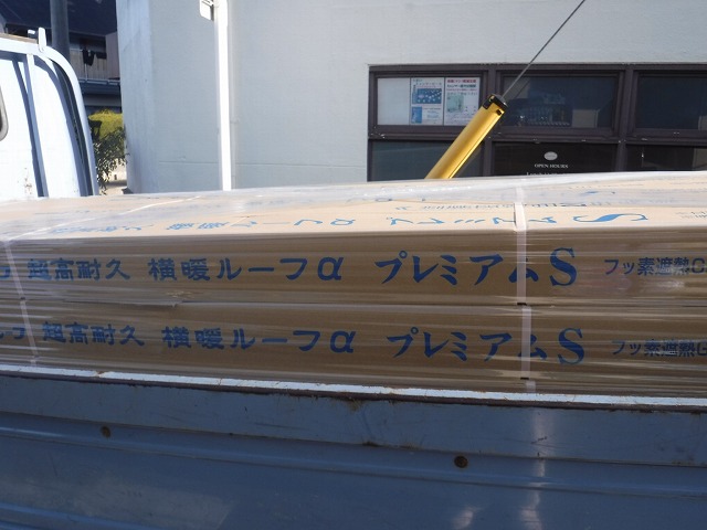 新規屋根材を荷揚げ